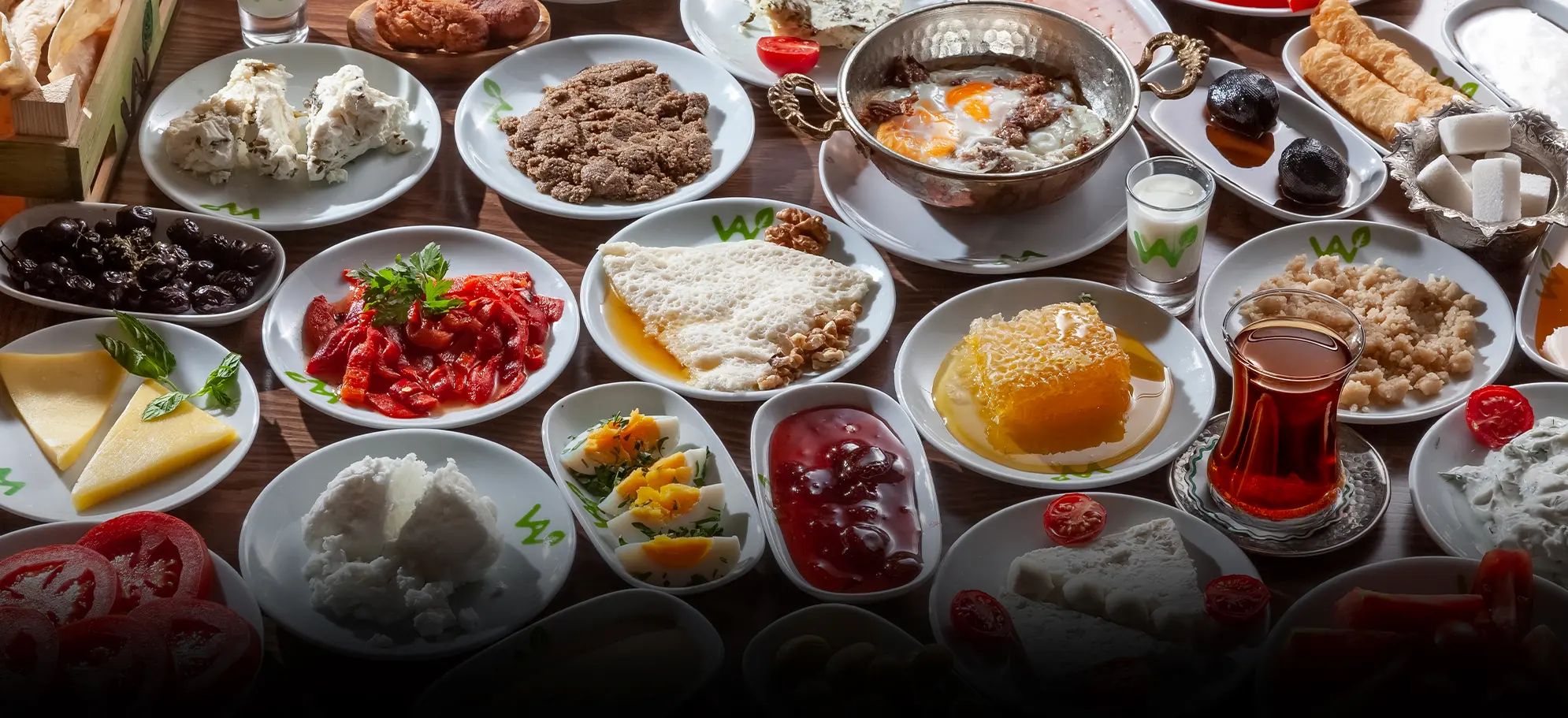 “Vandangelsin geleneksel Van kahvaltısı sofrası – otlu peynir, bal, tereyağı, kaymak, yumurta ve yöresel kahvaltılıklar ile hazırlanmış doğal kahvaltı tabağı”